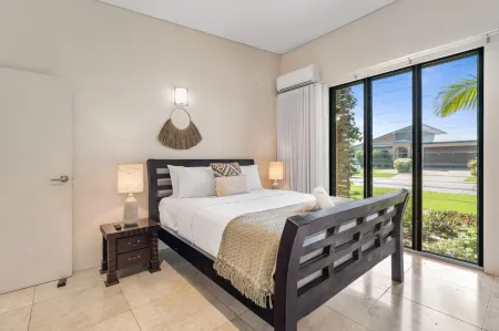 Water-Front Paradise Pool - BBQ - Balcony Dining Отели в г. Bayview