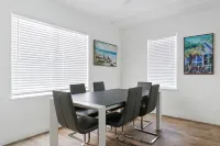 Spacious 1 Bedroom Apt at the Beach - chambre d’hôtes