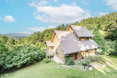 J Willy's Refuge 2 Bedroom Cabin by RedAwning Отели в г. Таунсенд