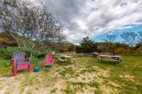 Seaside studio with amazing water views & private beach access across the street 特魯羅住宿飯店