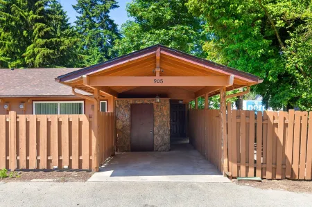 Comfy Stay in Bellevue Parking Included