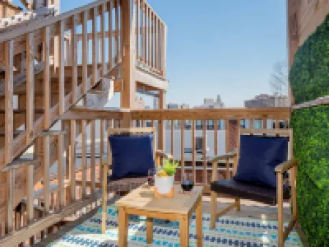 Jennifer's Private City View Apartment Relaxing Deck