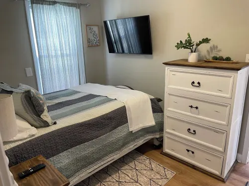 Spacious Cottage on Main st- Near Downtown