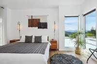 Penthouse deluxe studio, Mt Hood views, downtown White Salmon, suite 12