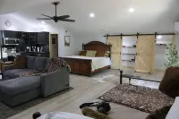 Charming Farmhouse studio ! Packed with modern amenities with all the charm!
