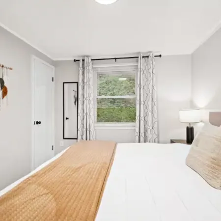 10 Min to NRG Park with Private Deck, Movie Nights & Fire Pit