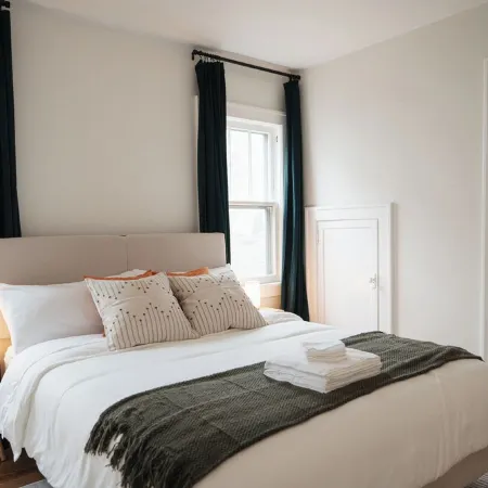 The Designers Apartment - 5 Minutes to Downtown