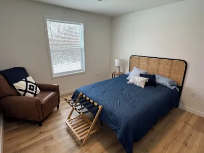 NEW 3 bedroom home located on a private lane bordering a nature reserve! Hotels near Twin Lakes Park