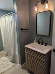 The Flipper: 2BR Coastal Cottage Walk to Depoe Bay, Hot Tub & Arcade & Fire Pit