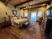 Tranquil 7-bedroom house near the center of Taos
