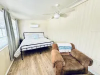 Quaint cottage on Lake Jordan in Titus, Alabama. Private Boat launch!!