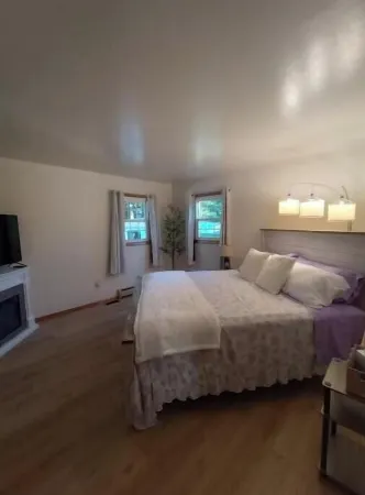 Romantic/family-friendly 3-bedroom home with fireplaces, central AC, and WiFi