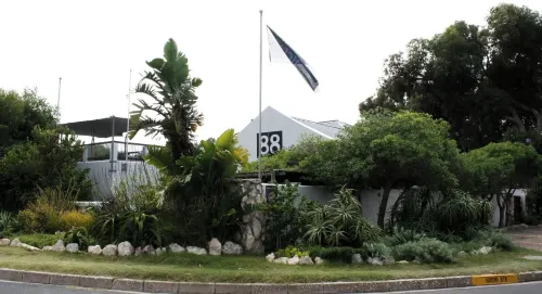 Room in Apartment - Cozy Crner, Home Away from Home, Mere 100m Away from Pristine Beaches Hotels in Saldanha