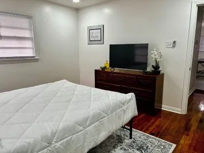 Charming Downtown Getaway Отели рядом со станцией Amtrak Station - LCH