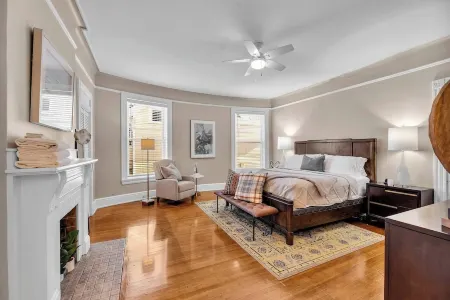 Warm and Spacious 2 Bedroom near Eden Park Отели рядом с достопримечательностью «Цинциннати Зу & Ботаникал Гарден»