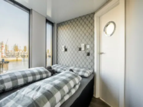 Beautiful Houseboat with Shared Pool