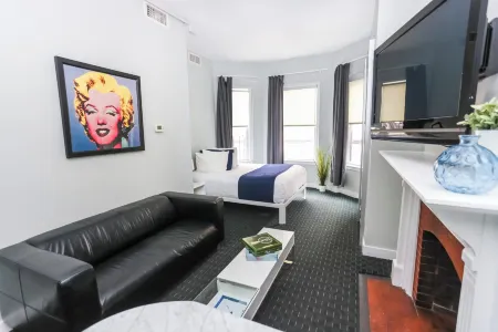 Maverick Suites at 245 Newbury St Отели рядом с достопримечательностью «African Meeting House»