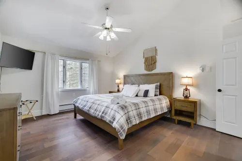 NEW! Modern Cabin - Hot Tub, Fireplace, Central Location