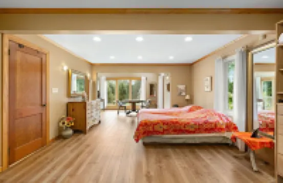 Charming 2-bedroom house on 2 dog friendly landscaped acres in lovely Chester