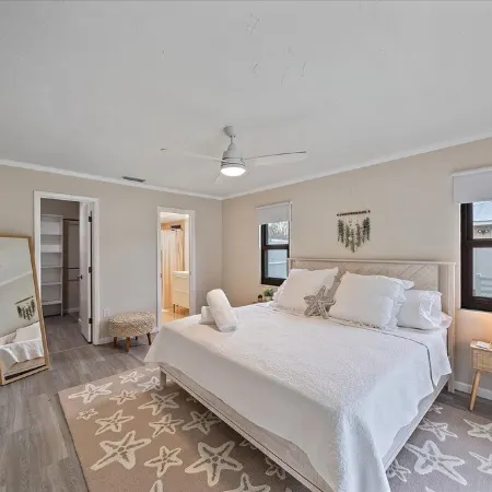 Perfect Sarasota Getaway: Fully Renovated Heated Pool w No Extra Fee -Game Room! Hotels in Whitfield