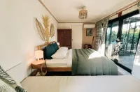 Mona Glamping Caravan Suites - balcony