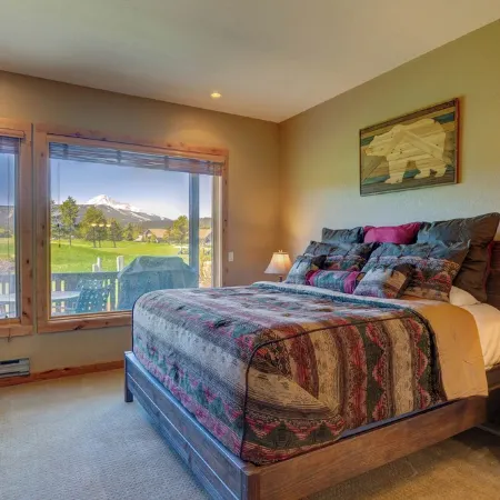 Amazing Mountain Views, Walk to Ski Shuttle! in the Heart of Big Sky Golf