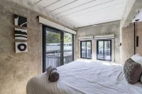 Z102 Studios, 4 Industrial Beach Condos w Pool! - balcony
