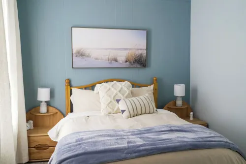 Beachy 3-bedroom upper with WiFi and AC minutes from Lake Michigan