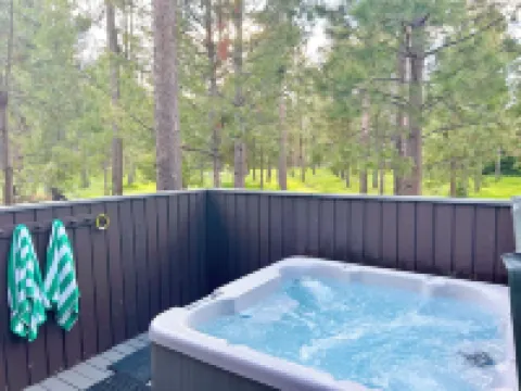 Cozy Sunriver Escape • Sleeps 12 • GameRoom + HotTub + EV + Sharc + River Access