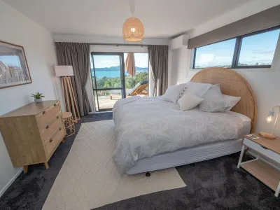 Moanavista - Large Pool and Sea Views