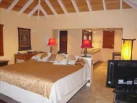 WATERFRONT PRIVATE ESTATE ! CHECK OUR REVIEWS 95% RETURNING GUESTS WALK TO BEACH