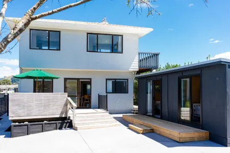 Dillon Darling - fun family holiday home, close to village and beach, sleeps 11! Отели рядом с достопримечательностью «Tasman Holiday Parks - Waihi Beach»