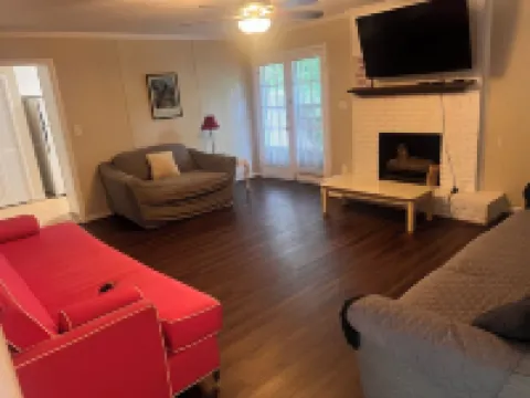 House of Prayer, 3-bedroom house with a picnic backyard. Hotels in Anniston