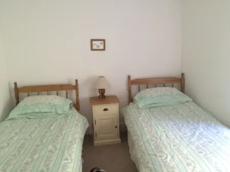 Ideal for families, quiet spot, 4 min walk to beach, village, pubs, restaurants.