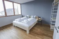100 m2 Penthouse mit 3 Schlafzimmer, Grosser Überdachter Terrasse und Bergblick Hotels in 