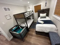 Luxurious modern 4 season cottage on Lake Erie with hot tub