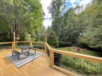 Creekside cottage central to the best of WNC Отели рядом с достопримечательностью «Santa's Land Fun Park & Zoo»