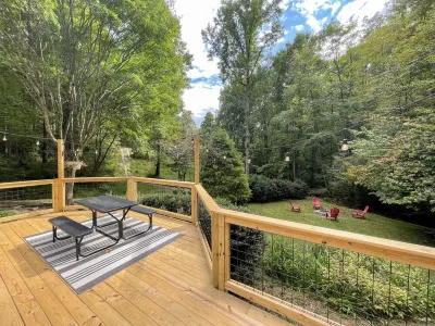 Creekside cottage central to the best of WNC Hotels near Noon