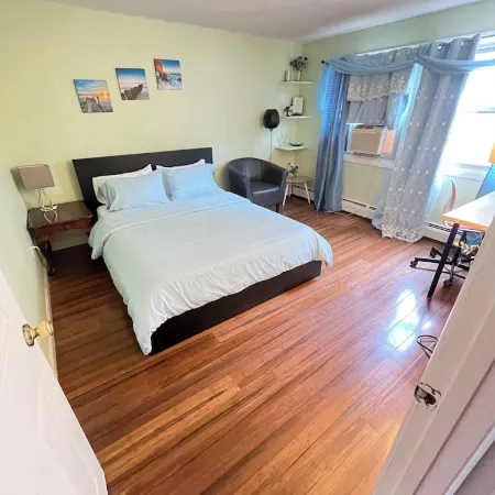 Spacious, comfortable rooms near beach & Newport