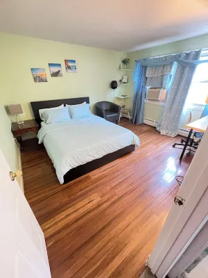 Spacious, comfortable rooms near beach & Newport