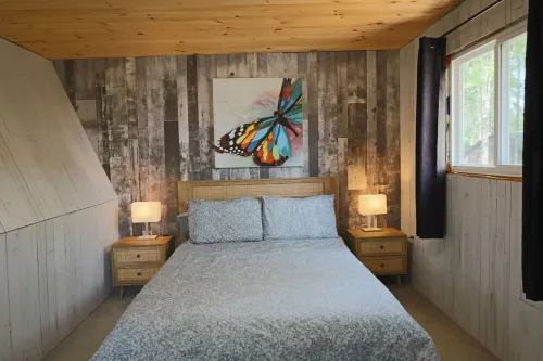 Lake front cottage with beach & dock (Pet-Friendly