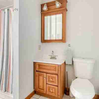 Smoke FREE Studio- walk to beaches, downtown! 5 min drive to Historic Salem! Rooms