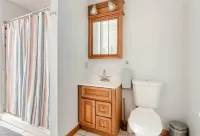 Smoke FREE Studio- walk to beaches, downtown! 5 min drive to Historic Salem!