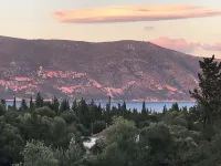 Casa Calipso, a Cosy and Elegant Traditional House 5 Minutes From Fiskardo فنادق في Erisos