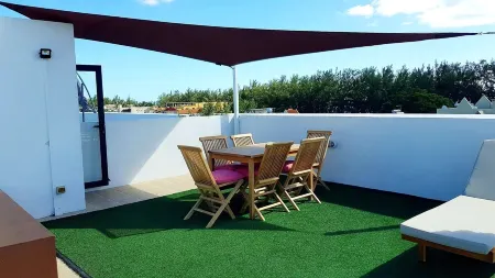 LUXURY NEW PENTHOUSE IN 2 MINS BEACH SEA VIEW 3 BEDROOM WIFI JACUZZI SWIMMING POOL Отели рядом с достопримечательностью «Касела Уорлд оф Адвенчерс»