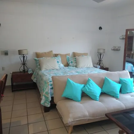 Steps From Main Beaches & Ocean View From Pool