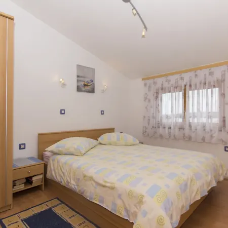 Air-conditioned apartment 250 m from the beach with private boat mooring