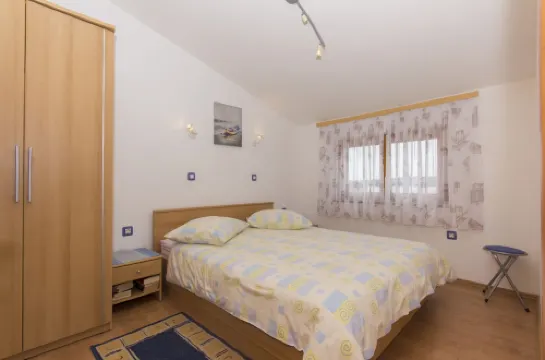 Air-conditioned apartment 250 m from the beach with private boat mooring