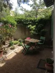Avignon, charming guest cottage in a town house with garden