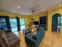 Self catering accommodation with a garden view. 100mt from the beach  호텔